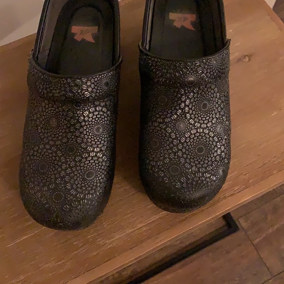 Dansko nursing clogs - Picture 4 of 7